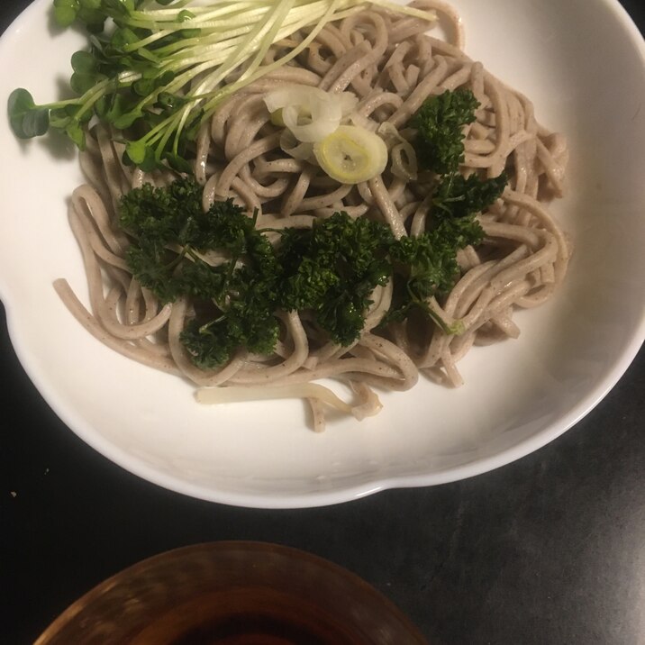 かいわれ大根とパセリの蕎麦